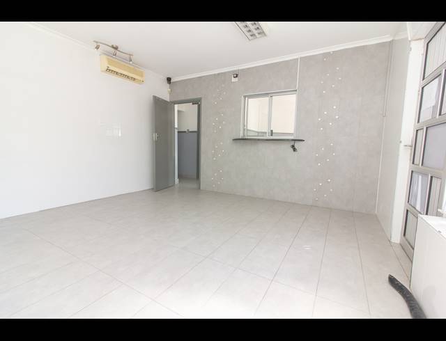 190M² BUILDING FOR SALE IN ARENA PARK